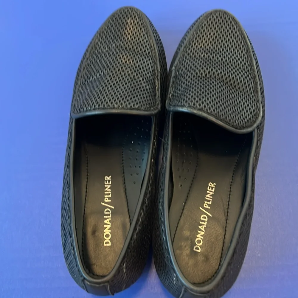 Women’s Donald J Pilner‎ Black Leather loafers Size 6.5 M -flawed